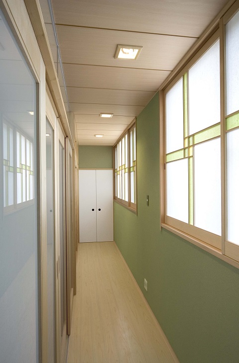 廊下に面する外の光を優しく導入する住宅設計