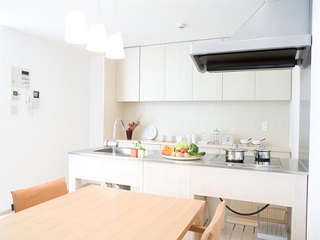 家族の会話が弾むキッチン：注文住宅の設計｜大阪の建築家・設計事務所