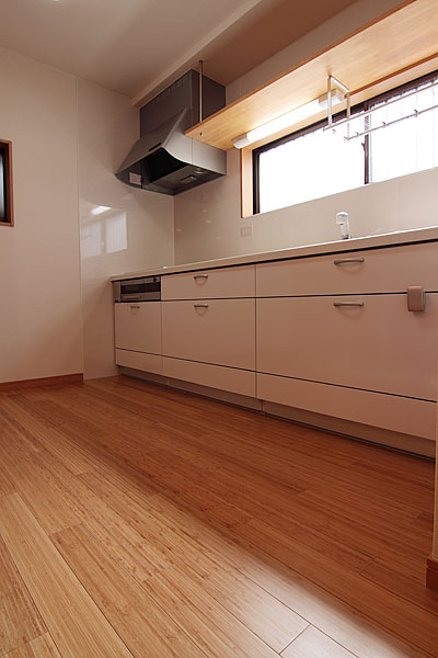 お掃除がしやすい清潔感漂うキッチン：注文住宅の設計｜大阪の建築家・設計事務所