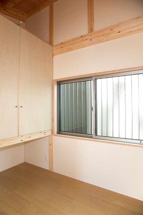 吊り押入れを設置してスペースを有効活用した寝室｜大阪の設計事務所・建築家が創る注文住宅設計