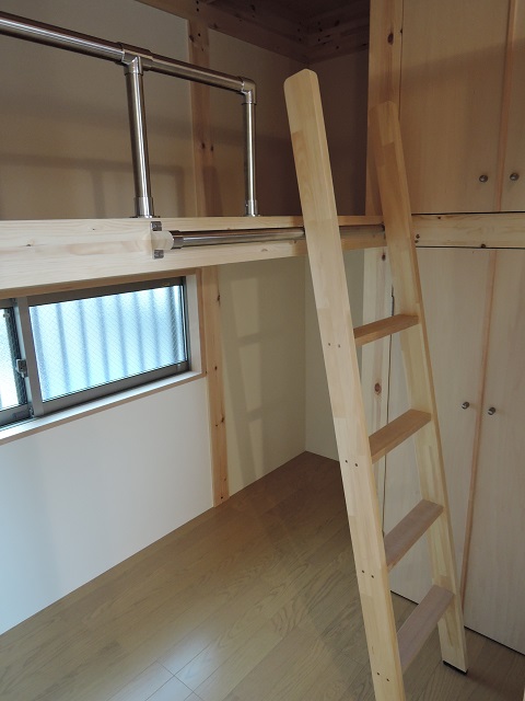 子供室（下部：学習室、上部：ロフト・寝室）に、大工さん手製の木製階段を設置。