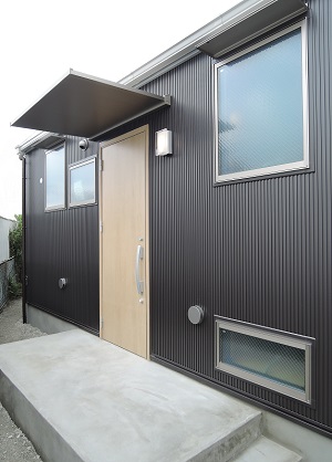 木造の狭小住宅：モダンな玄関｜大阪の設計事務所・建築家が創る注文住宅設計