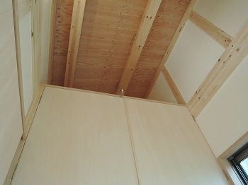 寝室の吊り押入れの上部：屋根裏を物入れに。