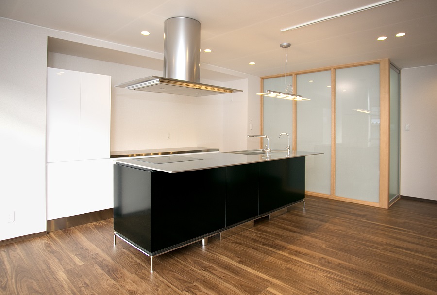 寝室（ガラス間仕切り）とつながるキッチンは、生活動線を考慮｜大阪の設計事務所・建築家：注文住宅設計
