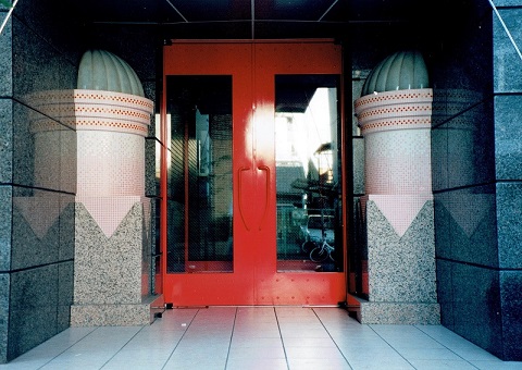 玄関ホールのドアは服飾メーカーのシャネルのC 型をイメージ：注文住宅の設計｜大阪