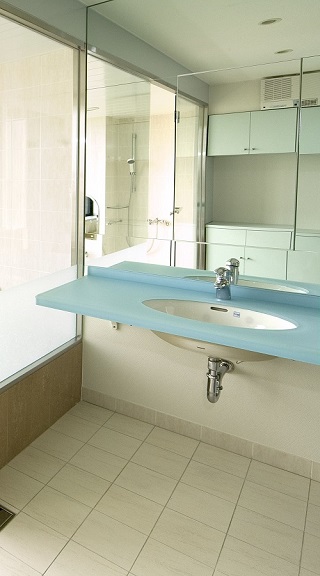 クリスタルブルー色のカウンターがアクセントの洗面室｜注文住宅設計：大阪の建築家・設計事務所