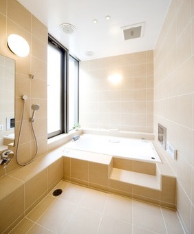高齢者に優しく・明るい浴室｜注文住宅設計：大阪の建築家・設計事務所