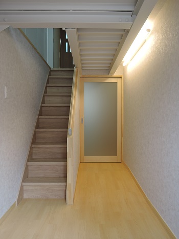 玄関より緩やかな勾配のスロープ：バリアフリー対策：注文住宅の設計｜大阪の建築家・設計事務所