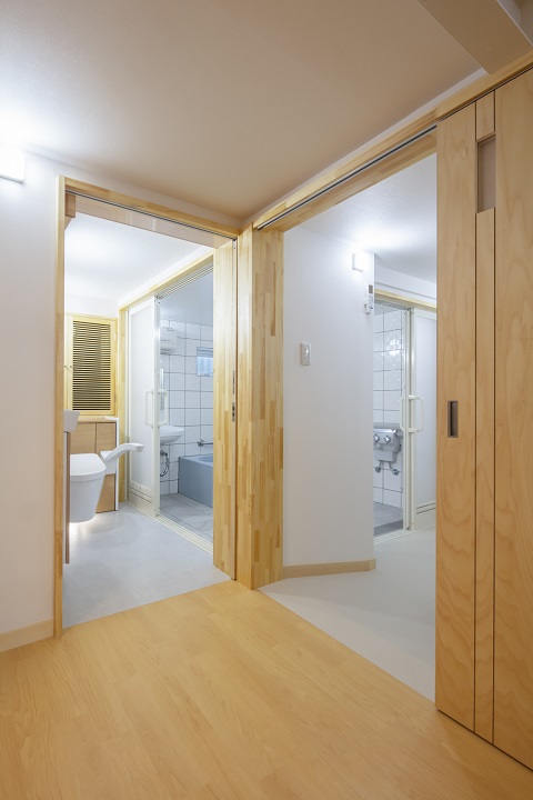 トイレ・洗面脱衣室への入口引き戸：住宅設計｜注文住宅の設計：大阪の建築家・設計事務所