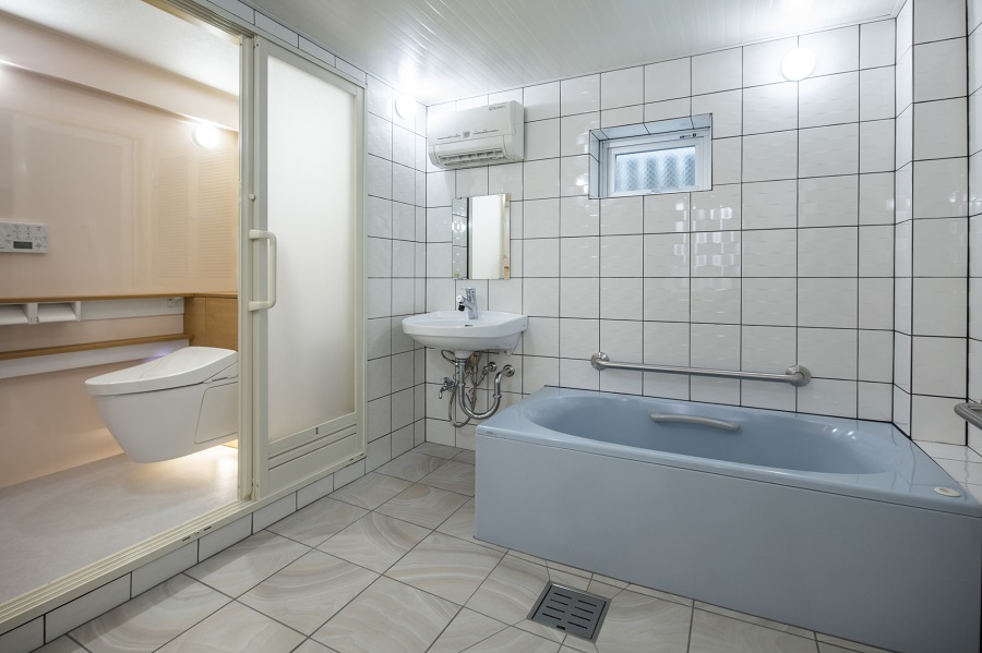 バリアフリー対策を施したリラックスできる浴室：注文住宅の設計｜大阪の建築家・設計事務所
