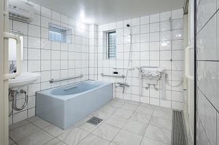 車いすの方にも快適な浴室｜注文住宅設計：大阪の建築家・設計事務所