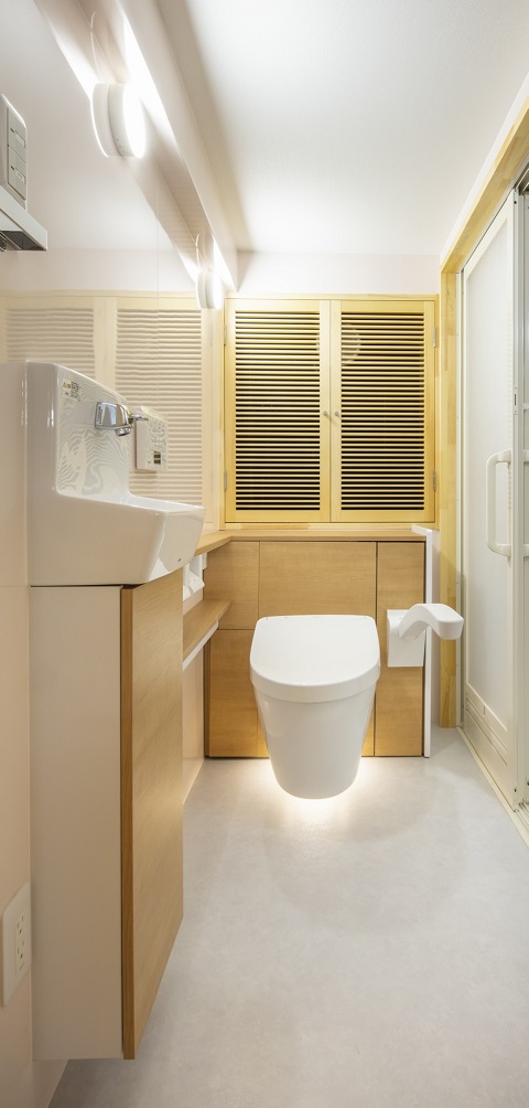 バリアフリー対策を施したトイレ：注文住宅の設計｜大阪の建築家・設計事務所