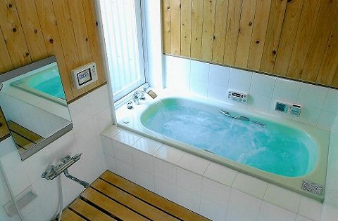 四季を感じながら贅沢なバスタイムを味わえる浴室｜注文住宅設計：大阪の建築家・設計事務所