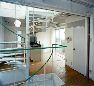 螺旋階段のスペースと共有したダイニングキッチン｜注文住宅設計：大阪の建築家・設計事務所
