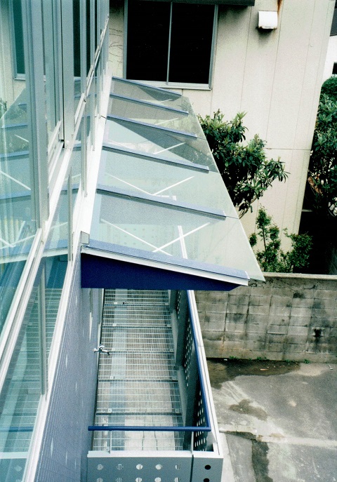 室内が暗くならないようにガラス製の庇を設けます｜大阪の建築家・設計事務所：注文住宅の設計