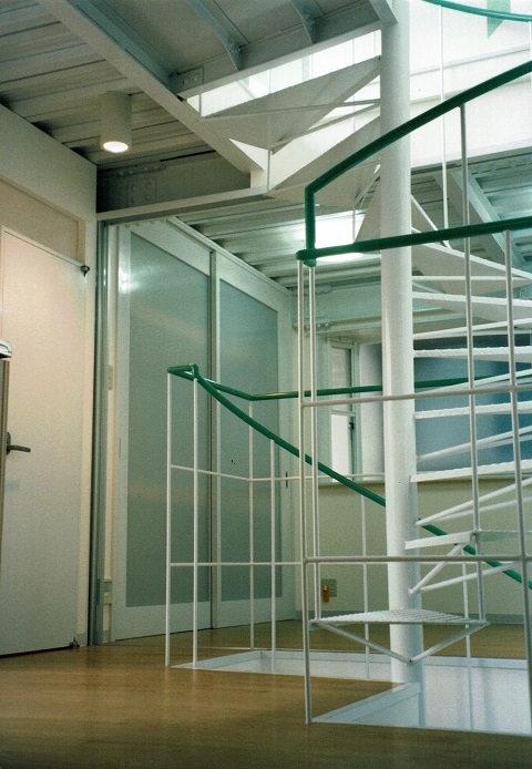 らせん階段の踊り場より寝室方向を見る｜大阪の設計事務所・建築家：注文住宅の設計