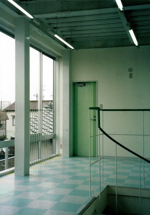 ポップなカラーの床・構造体を露出した子供部屋｜大阪の建築家・設計事務所：注文住宅の設計