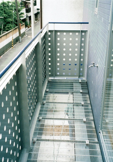 バルコニーは、手すり壁：アルミパンチング板、床：グレーチング｜大阪の建築家・設計事務所：注文住宅の設計