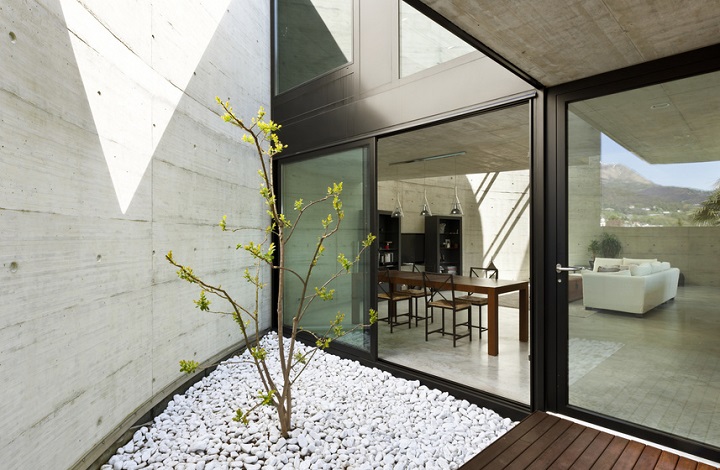 中庭から光・風を取り込む快適な暮らしを楽しむ住宅設計