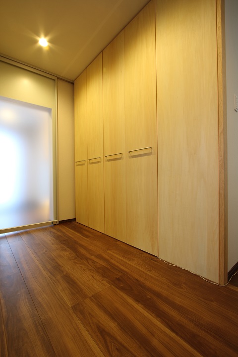 壁面をすっきりと見せるためコートなどの収納庫｜大阪の設計事務所・建築家：注文住宅設計