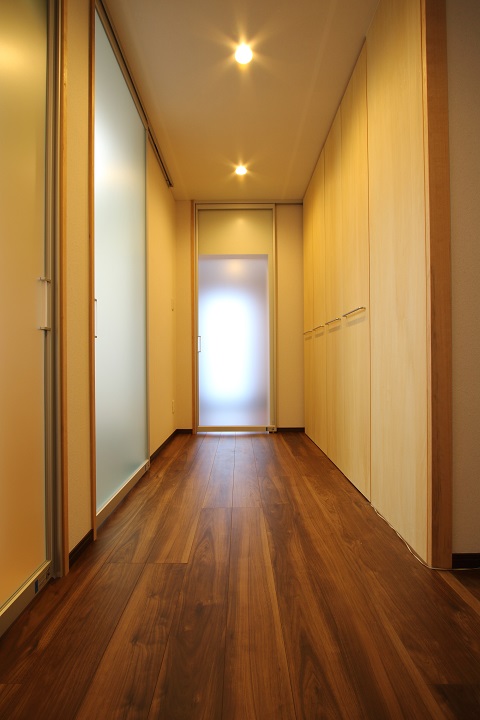 壁面・建具に透光性のある素材を用いて、廊下に光を取り入れ、明るさと広がりをもたらせる設計：注文住宅の設計｜大阪
