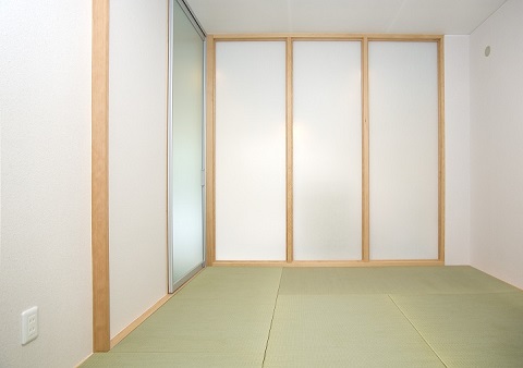 間仕切りを乳半ガラスとしたモダンな和室がある住宅：注文住宅の設計｜大阪
