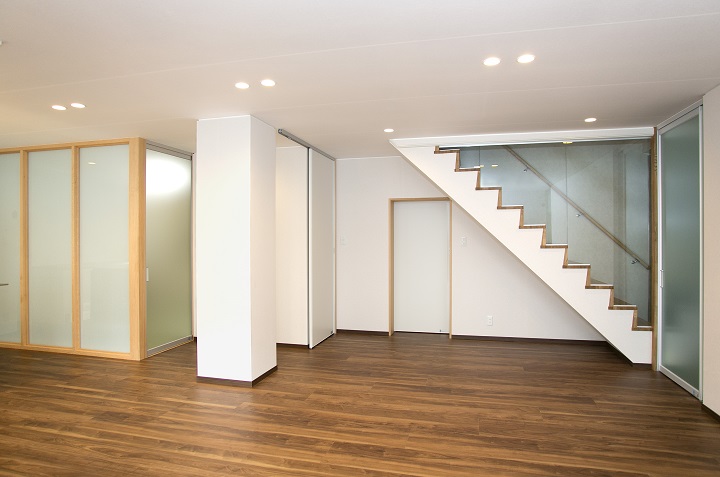 階段スペースは、壁で仕切らず ガラスパーテーションで明るく