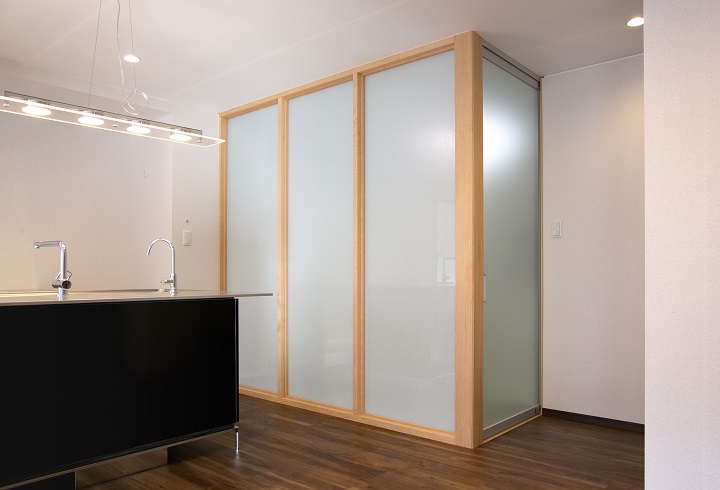 寝室（ガラス間仕切り）は、生活動線を考慮する：バリアフリー対策｜大阪の設計事務所・建築家：注文住宅設計