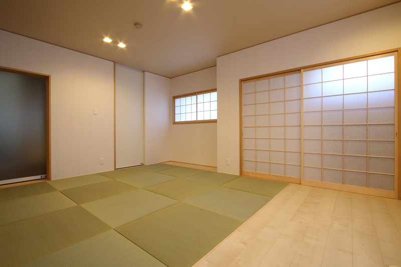 仏間室：右側より、出入り口、クローゼットへの入口｜大阪の建築家・設計事務所：注文住宅の設計