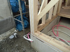 高気密高断熱の制震住宅：土台に制震テープを張る