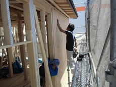高気密高断熱の制震住宅：制震材の上に構造用合板を張る