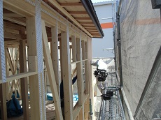 高気密高断熱の制震住宅：柱に制震テープを張る