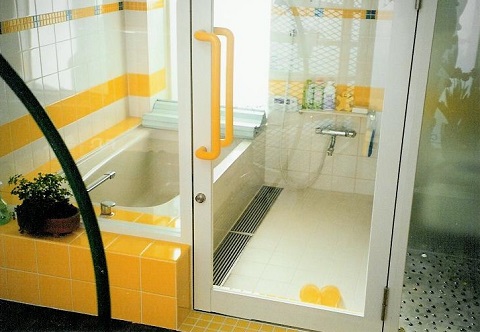ポップなカラーでまとめた浴室｜注文住宅設計：大阪の建築家・設計事務所