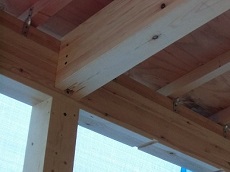 耐震住宅：木造金物止め構法の柱～梁の接合部