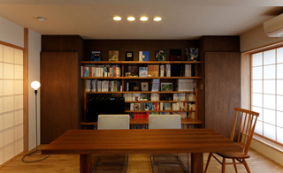 本棚がリビングの中心のマンションリフォーム｜大阪の建築家・設計事務所が創る注文住宅設計