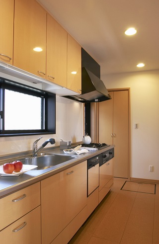 シニアにうれしい家事負担が少ない設備機能が充実したキッチン｜注文住宅設計：大阪の建築家・設計事務所