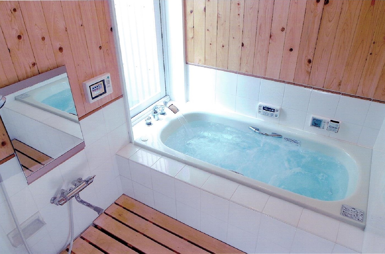 自然素材・天然木の香り漂う浴室